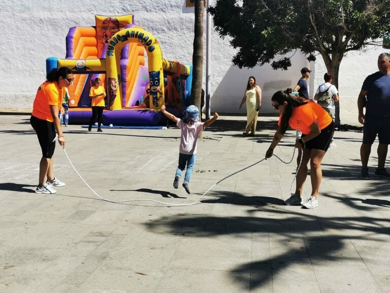 Mercado Agrícola de Antigua con más flores, cebollas, calabazas, dulces y juegos tradicionales