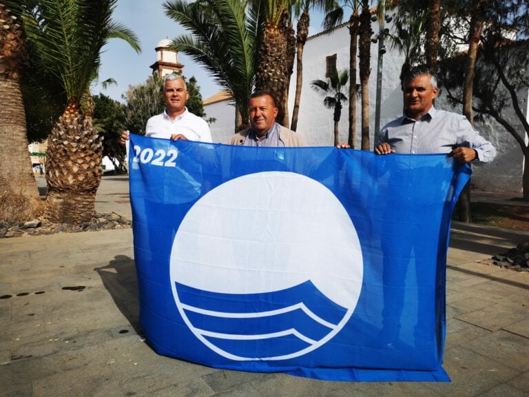 Por primera vez el Municipio de Antigua recoge una Bandera Azul