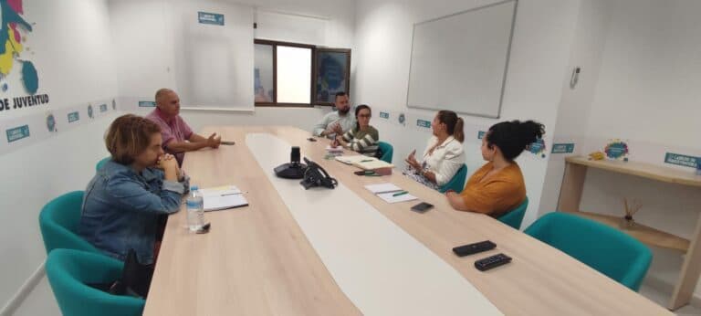 Saavedra se reúne con concejales de Antigua y Puerto para coordinar acciones para los jóvenes