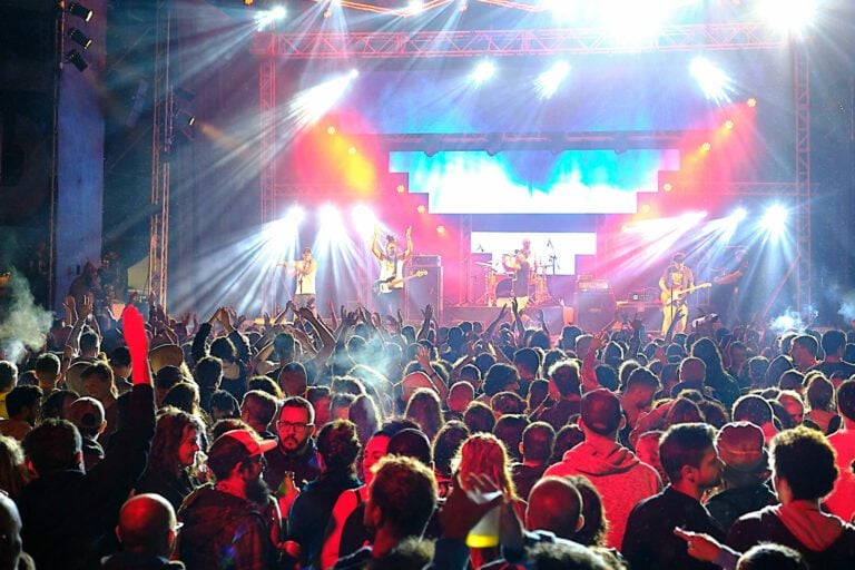 Asian Dub Foundation hace bailar a miles de personas en la primera noche del FEM