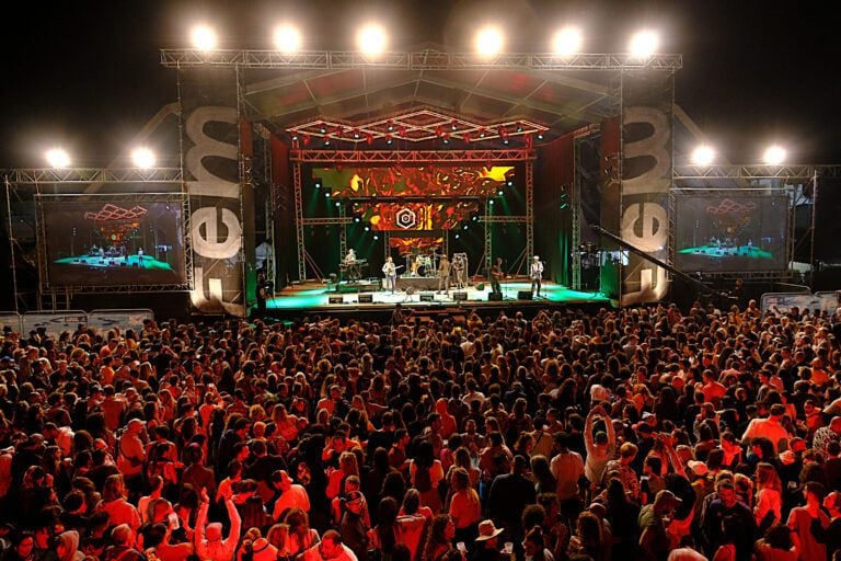 Puerto Candelaria hizo vibrar al público del FEM en una noche de sábado con gran afluencia