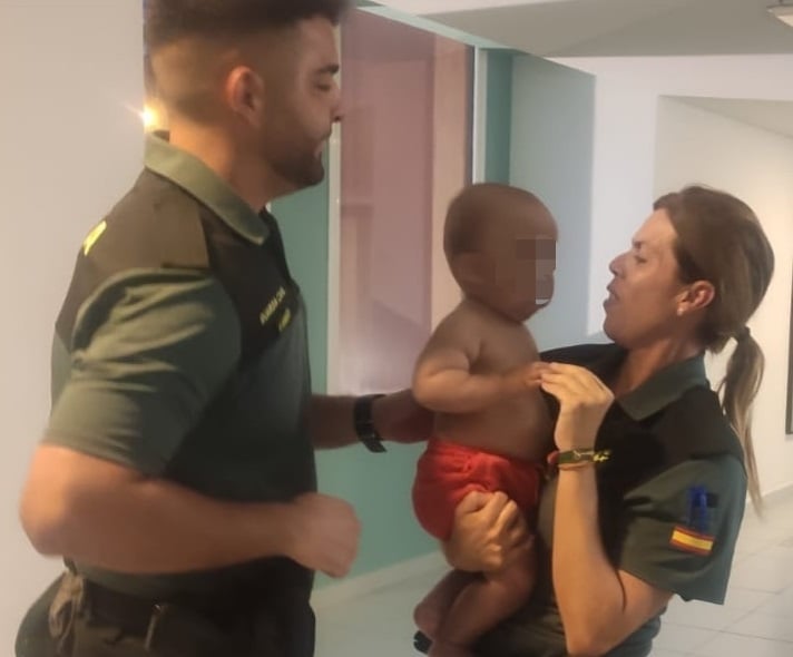Dos guardias civiles salvan la vida a un bebé de 10 meses en Fuerteventura