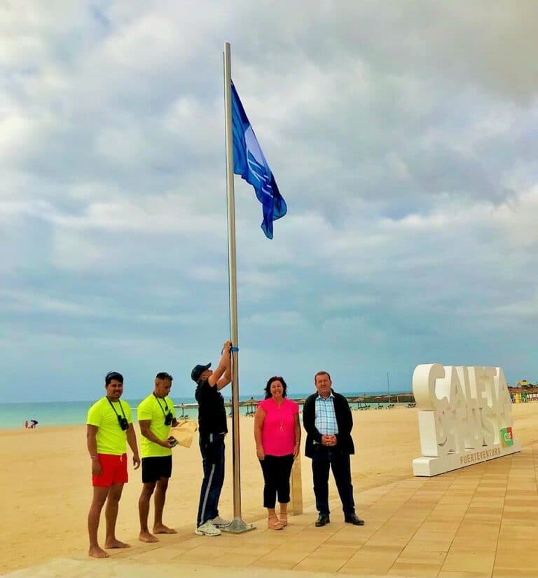 Izado de Bandera Azul en la playa de El Castillo