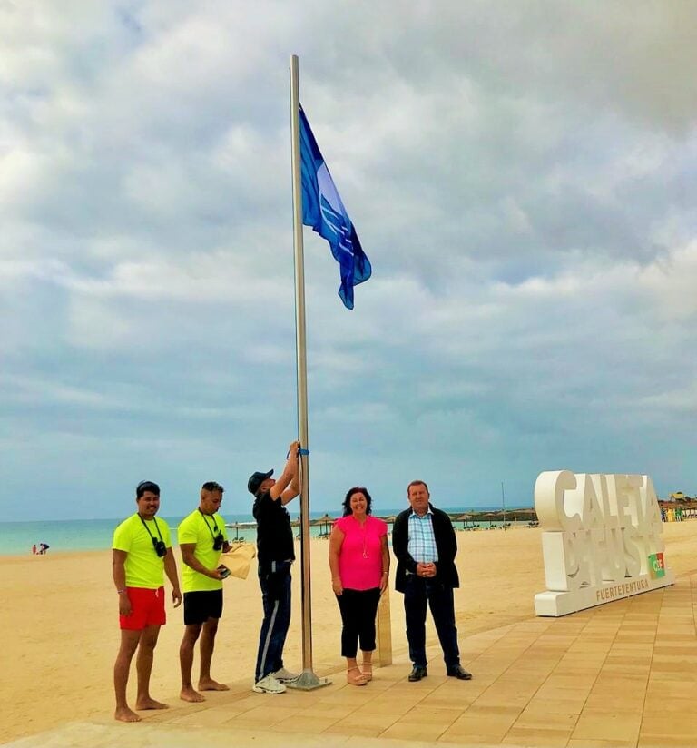 Izado de Bandera Azul en la playa de El Castillo