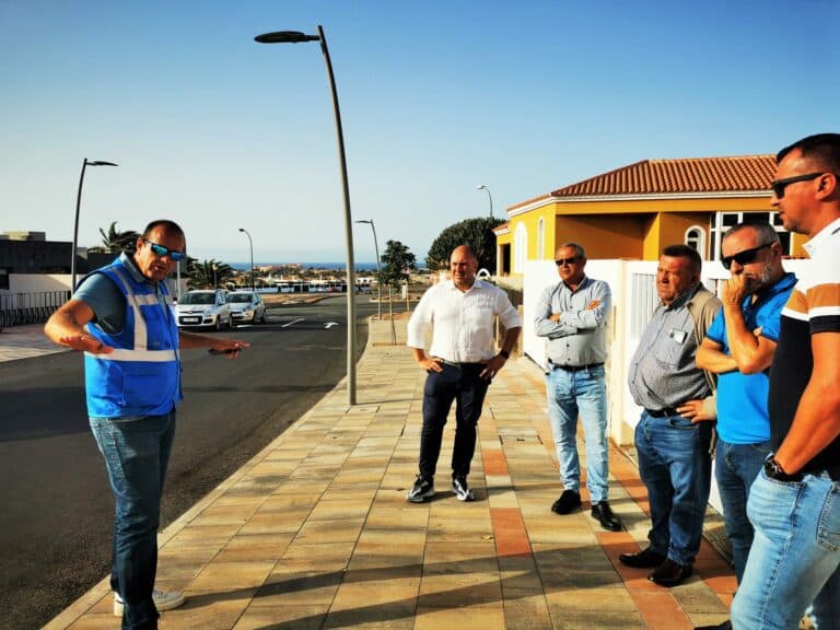 Visita a cuatro calles ejecutadas por el ayuntamiento con fondos FDCAN en Caleta de Fuste