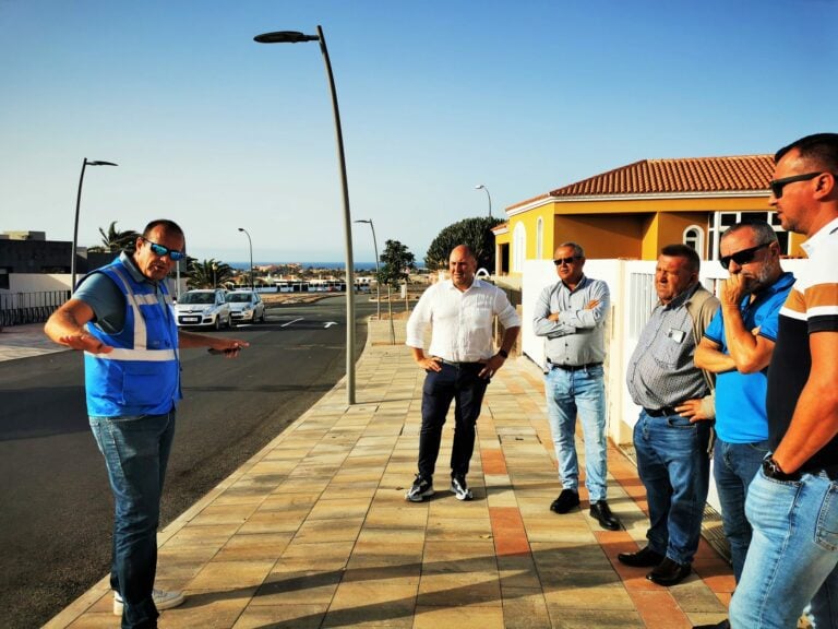 Visita a cuatro calles ejecutadas por el ayuntamiento con fondos FDCAN en Caleta de Fuste