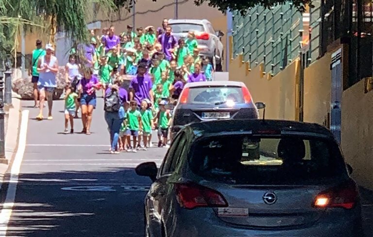 Alumnos del CEIP Morro Jable van al colegio por un callejón sin aceras y abierto al tráfico