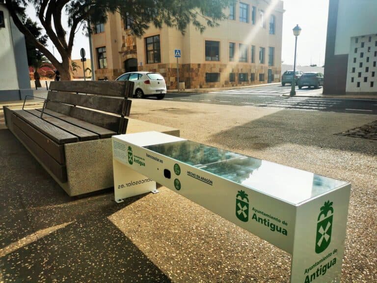 Antigua estrena bancos solares para descanso y recarga de móviles