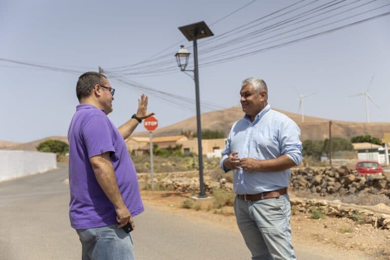 Puerto del Rosario instala 73 nuevas farolas fotovoltaicas en los pueblos