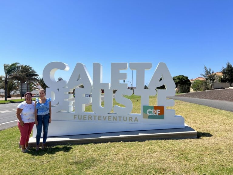 La zona turística de Caleta de Fuste embellece su entrada norte con una gigantografía