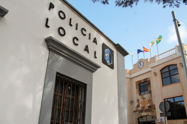 La Policía Local de Antigua salva a una niña atragantada y sin respirar