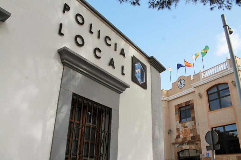 La Policía Local de Antigua salva a una niña atragantada y sin respirar