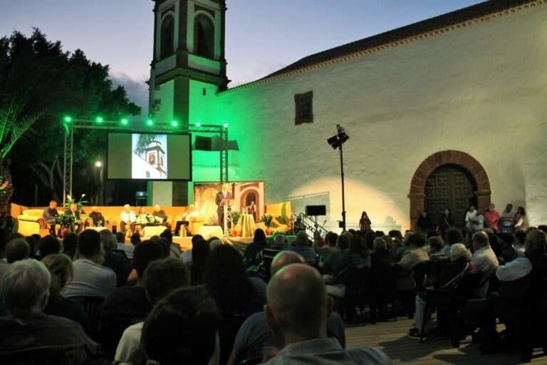 Tradicional repique de campanas y la voz de D. Mauro dan comienzo a las Fiestas de La Antigua
