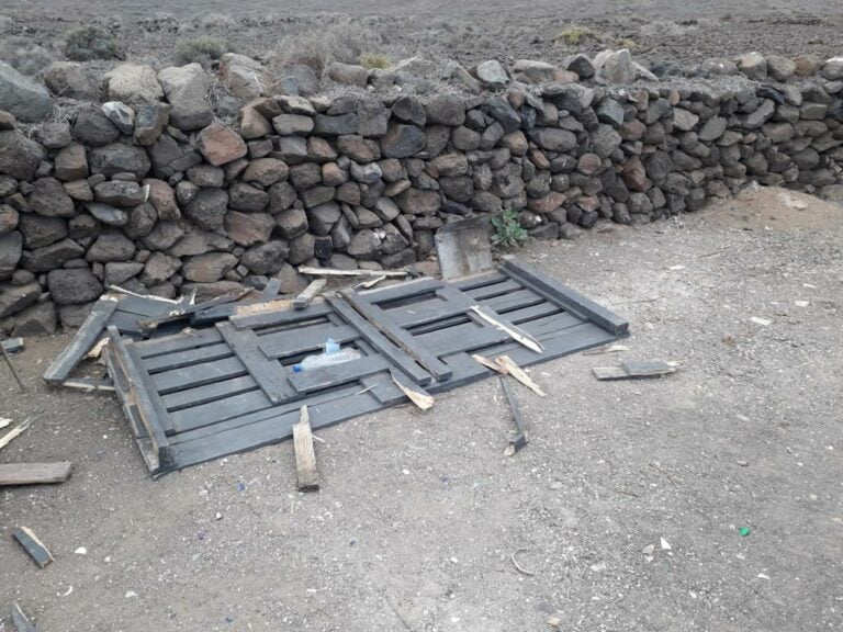 Destrozan una de las papeleras en Cofete