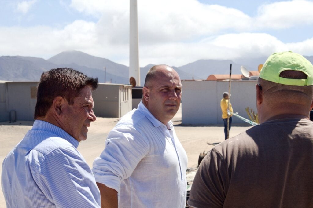 El presidente Lloret visita el campamento de caravanas de Punta Jandía afectado por el incendio