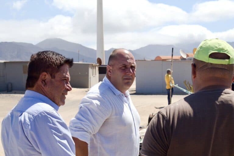 El presidente Lloret visita el campamento de caravanas de Punta Jandía afectado por el incendio