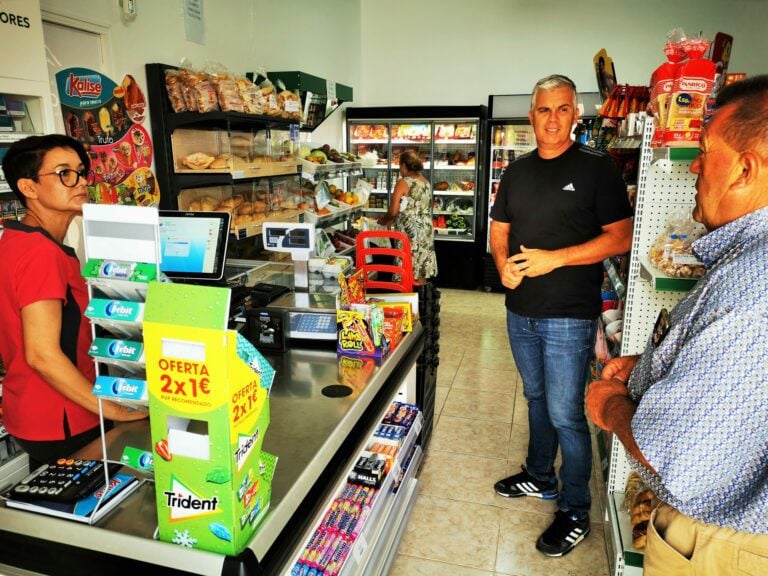 Una vecina emprendedora abre la tienda de Alimentación Gayria en Valles de Ortega