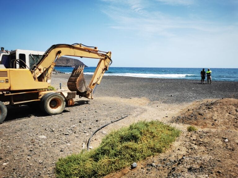 Antigua acondiciona de urgencia la salida al mar del barranco de Pozo Negro