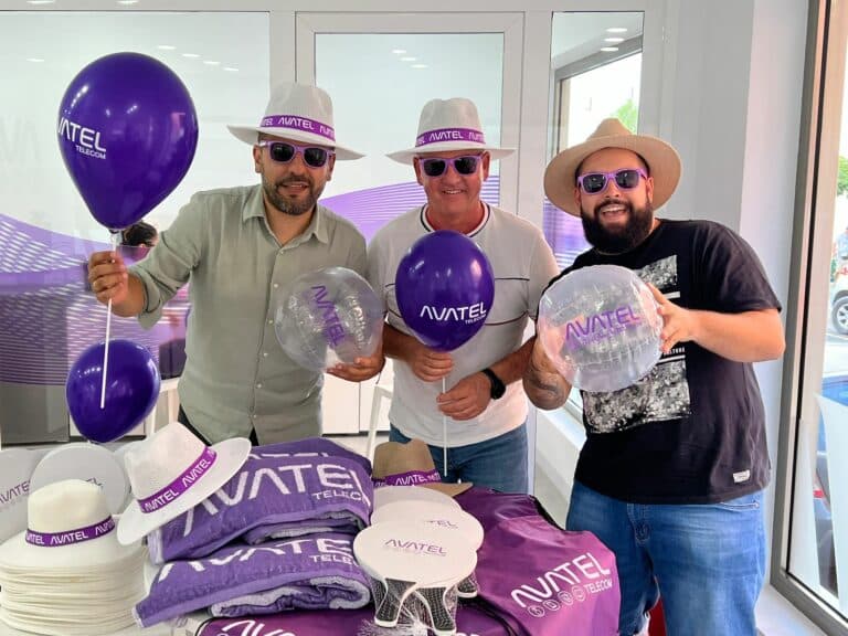 Radio Insular emite en directo desde AVATEL