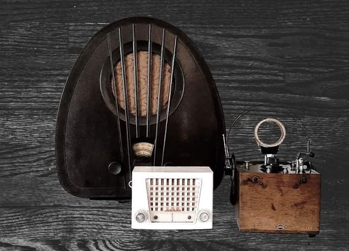 Dos majoreros exponen su amplia colección de radios antiguas en la Casa de Cultura portuense