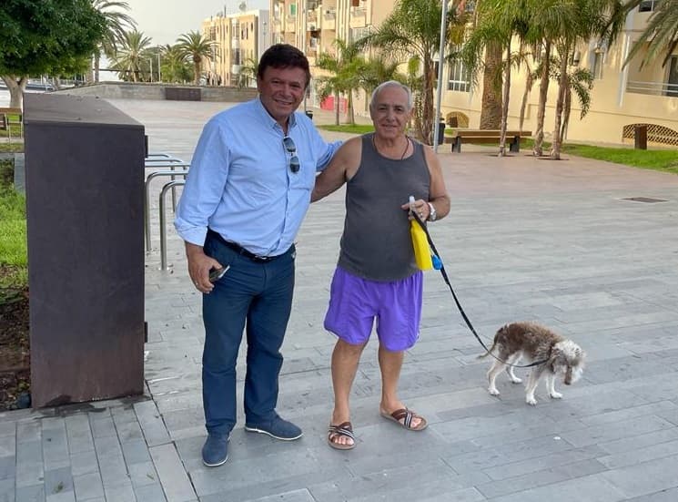 El alcalde Pedro Armas felicita a un vecino por su «ejemplo de civismo»