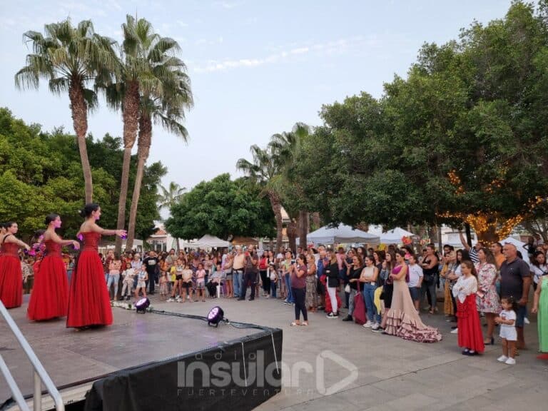 Familias y vecinos se vuelcan en la Noche en Blanco de Antigua