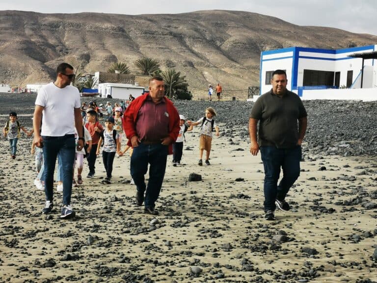 El Ayuntamiento de Antigua colabora en una suelta de tortuga boba en Pozo Negro