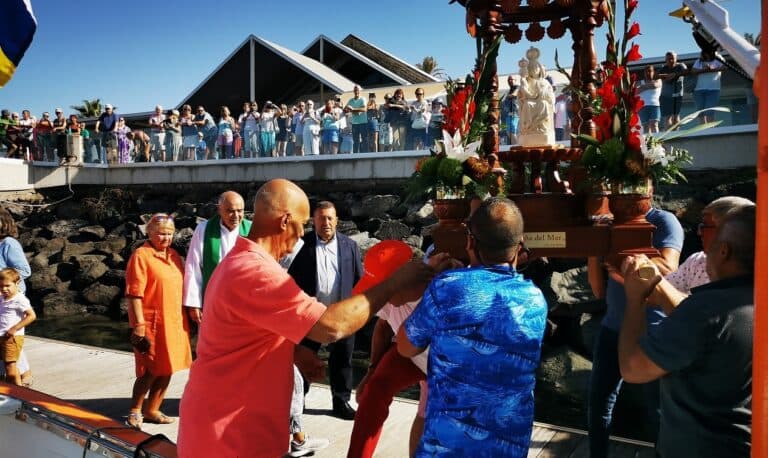 Las Fiestas de Caleta de Fuste cierran con el paseo marítimo a La Peña del Mar