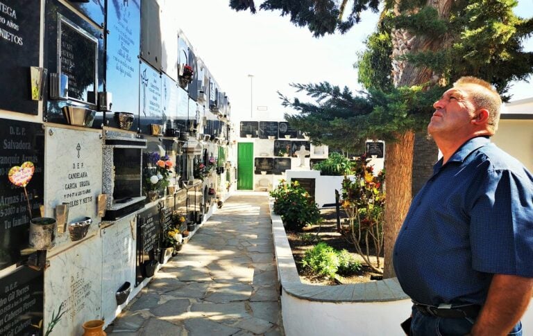 El Cementerio de Antigua embellecido con flores recibe el Día de Todos los Santos