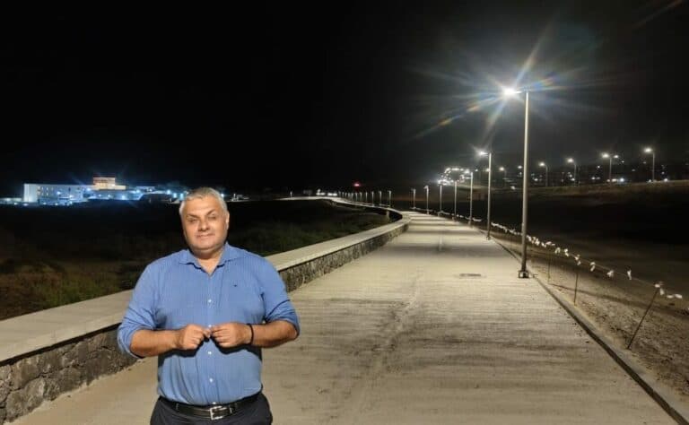 El paseo marítimo hacia Playa Blanca estrena 102 luminarias