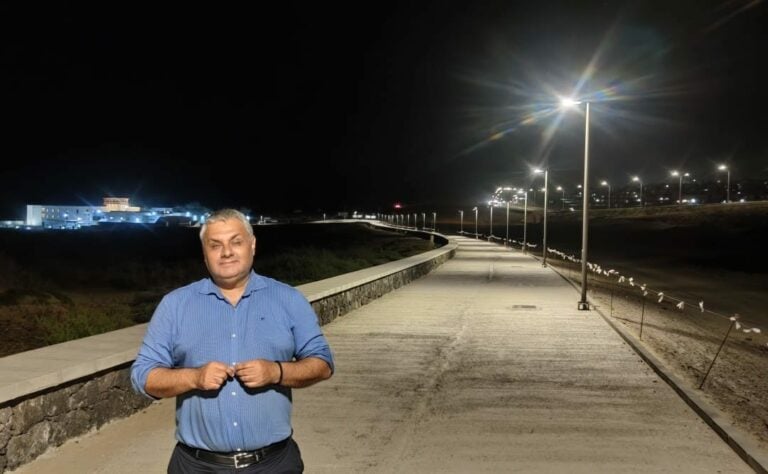 El paseo marítimo hacia Playa Blanca estrena 102 luminarias