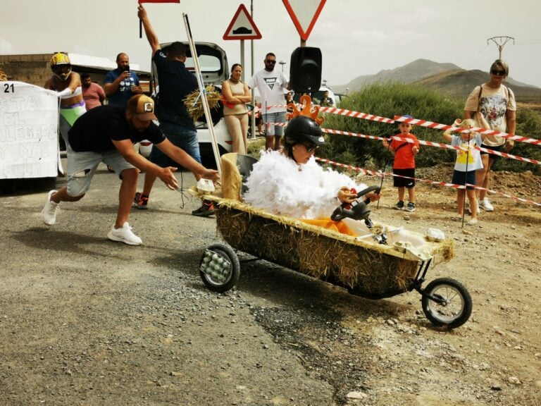 Sorprendente y divertida Carrera de Tartanas en Casillas de Morales