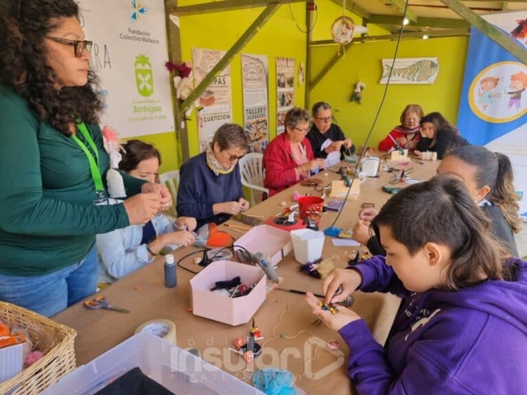 La ventolera no frena las ventas ni la asistencia para regalar artesanía por Navidad