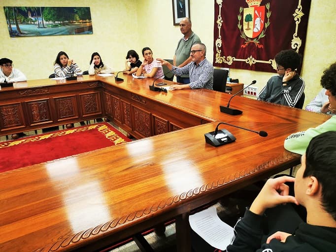 Escolares del CEO de Antigua visitan el salón del Plenos