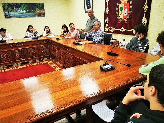 Escolares del CEO de Antigua visitan el salón del Plenos