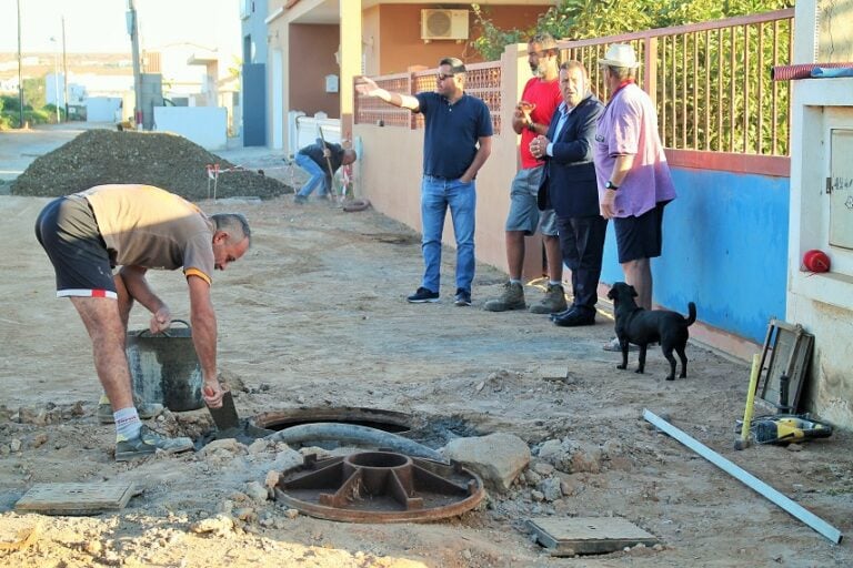 El alcalde revisa con los vecinos la correcta ejecución de las obras en La Corte