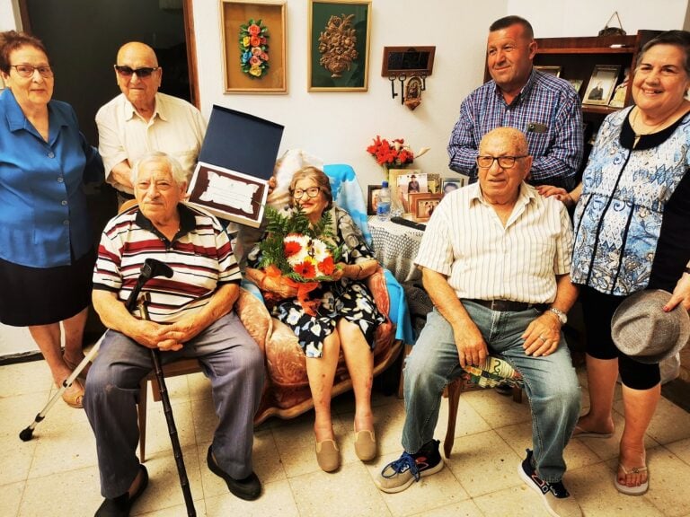 Feliz 100 cumpleaños a Doña Gena de Vera Hernández