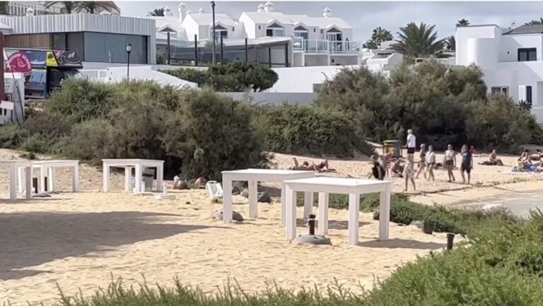 Precintadas varias terrazas hoteleras en la playa de Corralejo