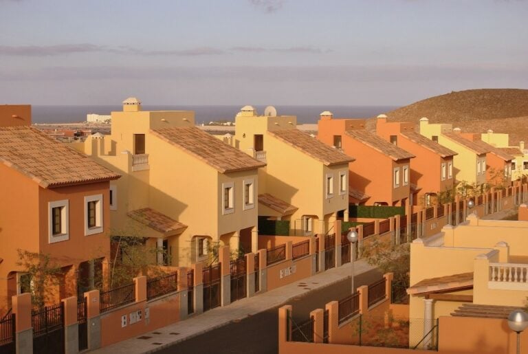 Las penurias de 400 vecinos de una urbanización «de lujo» en Corralejo