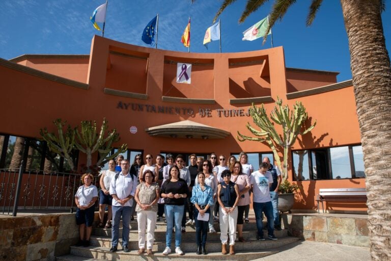 Tuineje guarda un minuto de silencio en memoria de las víctimas de violencia machista