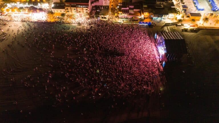 Arena Negra regresa a la playa de Gran Tarajal cuatro años después