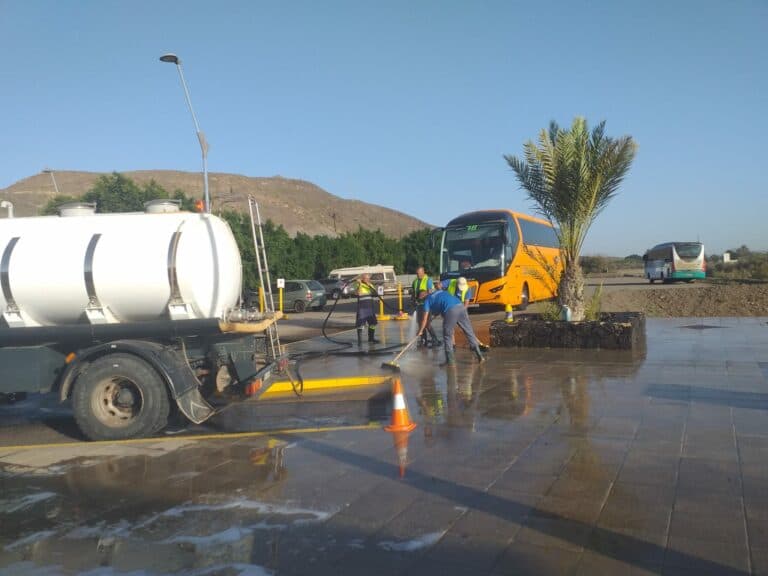 El Cabildo refuerza la limpieza en Gran Tarajal tras el Festival Arena Negra