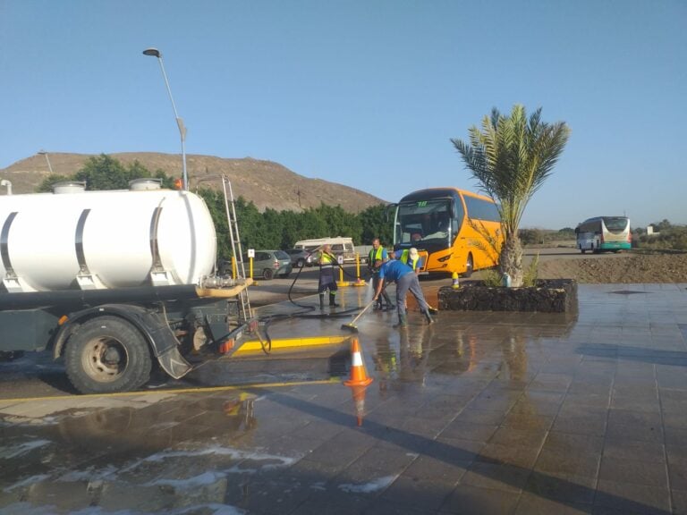 El Cabildo refuerza la limpieza en Gran Tarajal tras el Festival Arena Negra