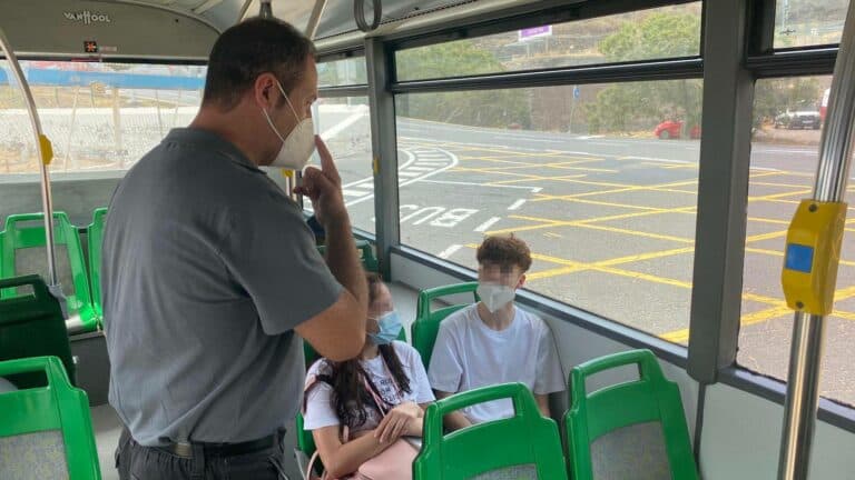 Experto de la OMS asegura que es adecuado quitar la mascarilla en transporte público