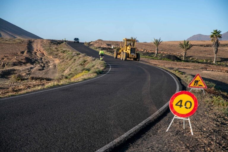 Tuineje lleva a cabo la mejora de la carretera de Las Casitas