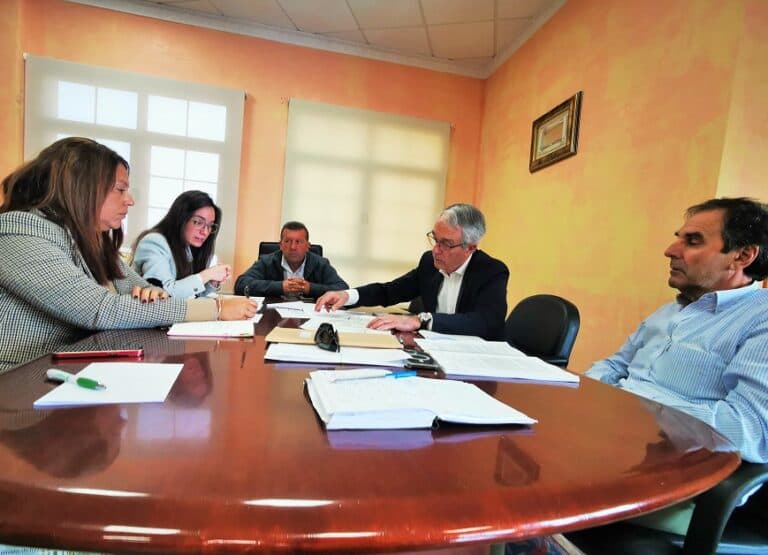 Ayuntamiento y Administración de Golf Salinas Antigua acuerdan acciones en beneficio de los vecinos