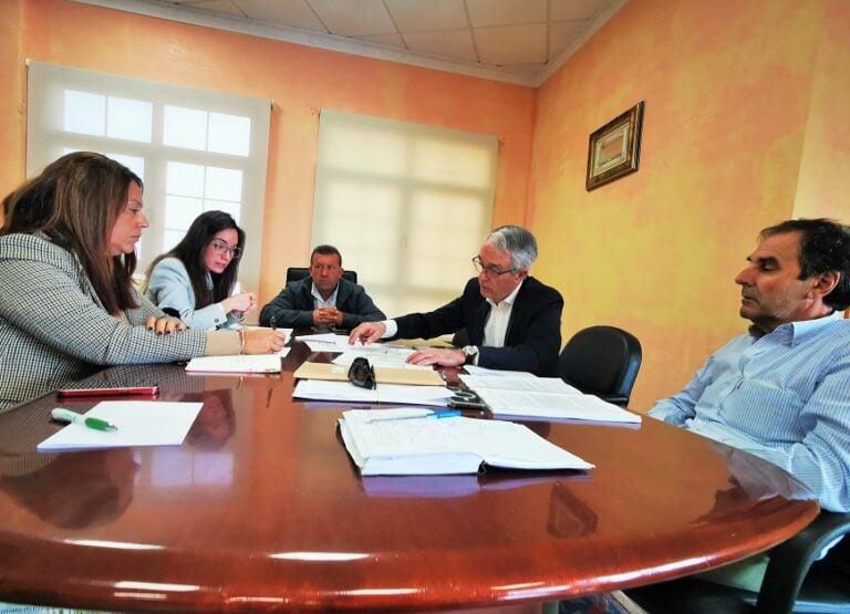 Ayuntamiento y Administración de Golf Salinas Antigua acuerdan acciones en beneficio de los vecinos