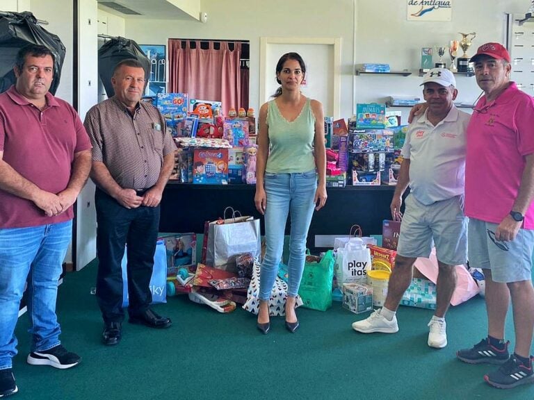 El Torneo de Navidad en Salinas Golf recauda más de un centenar de juguetes