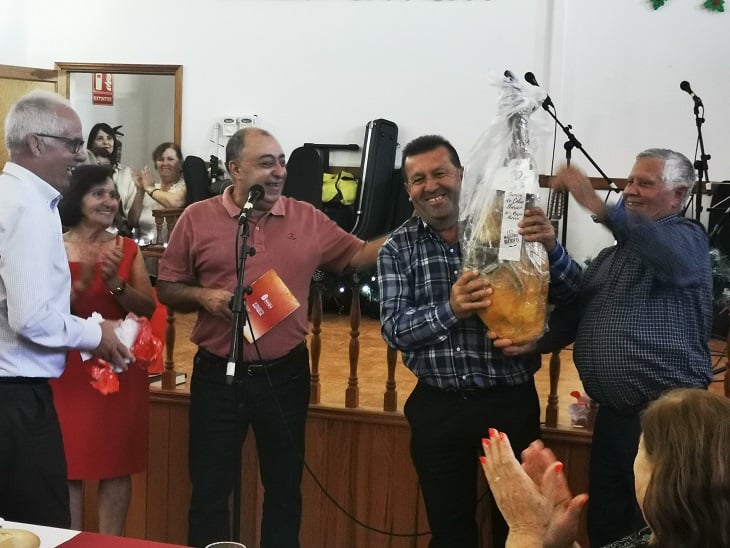 Homenaje a los mayores de Antigua con regalos, comida y baile