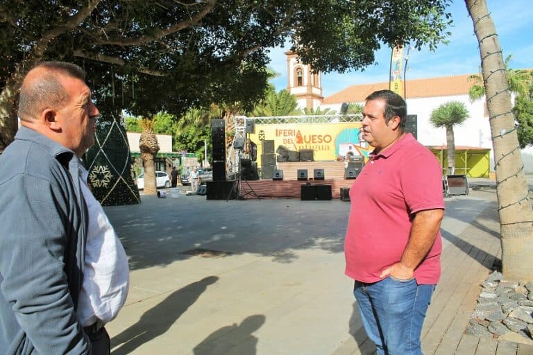 Últimos detalles previos a la Inauguración de la I Feria del Queso de Antigua